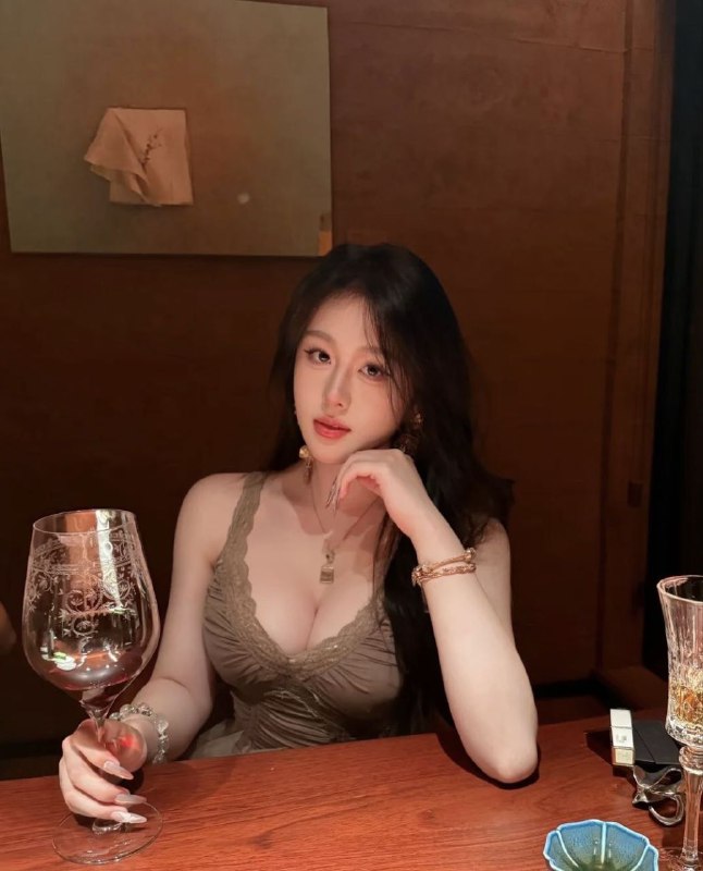 广州童颜巨乳。175奇奇网拍达人 南方girl  极品网红纯天然🈚️整 筷子腿A4腰🈚️赘肉奶油 肌白皙光滑  热爱健身艺校应届生 兼职短开10天嘴甜 女友feel 甜美可爱 不事身高：175 真胸围 ：E 年齡：06年身體特點：真实E奶 大蜜🍑臀  天然无整容