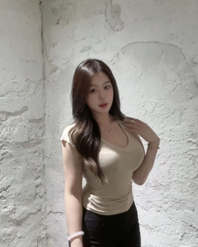 广州童颜巨乳。175奇奇网拍达人 南方girl  极品网红纯天然🈚️整 筷子腿A4腰🈚️赘肉奶油 肌白皙光滑  热爱健身艺校应届生 兼职短开10天嘴甜 女友feel 甜美可爱 不事身高：175 真胸围 ：E 年齡：06年身體特點：真实E奶 大蜜🍑臀  天然无整容