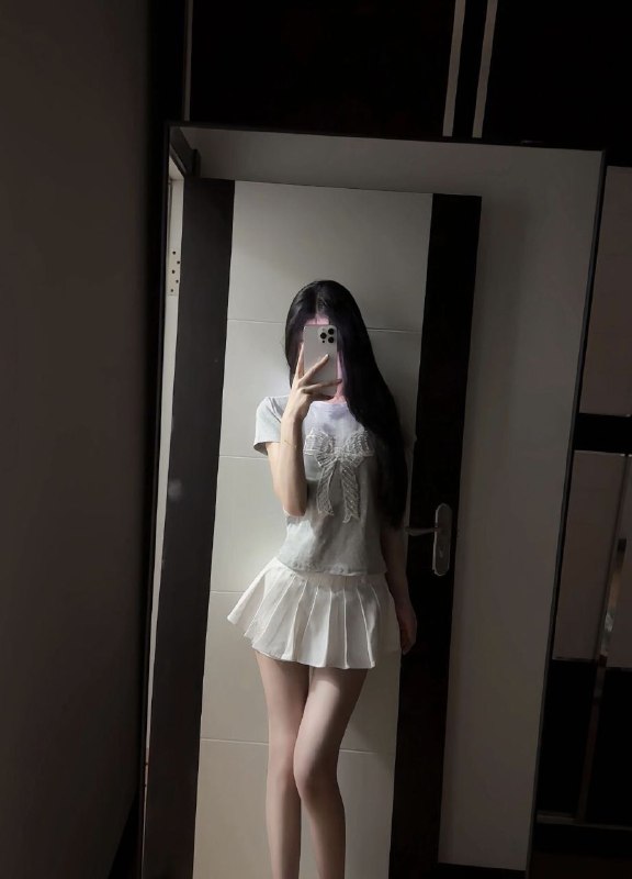 广州阿宝🏡小芽广州新人-07幼齿-168小芽纯学生兼职，超白皙，水嫩细腻，圈外女友•身高/168cm 体重/  45Kg•胸围/ C➕年龄07年🔹刚破chu～第一次下💦接触🔹皮肤白嫩白皙 前凸后翘 筷子腿 A4腰🔹配合度百分百 待客如男友🔹贼听话懂事 性格温柔大气💖🔹给你初恋般感觉甜美可爱无然无整🉑69🐍💋🚗✈️