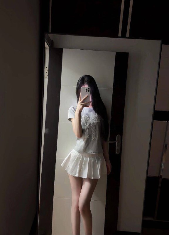 广州江小火🔥🏡极品新人-07幼齿-168小芽纯学生兼职，超白皙，水嫩细腻，圈外女友•身高/168cm 体重/  45Kg•胸围/ C➕年龄07年🔹刚破chu～第一次下💦接触🔹皮肤白嫩白皙 前凸后翘 筷子腿 A4腰🔹配合度百分百 待客如男友🔹贼听话懂事 性格温柔大气💖🔹给你初恋般感觉甜美可爱无然无整🉑69🐍💋天河区幼齿