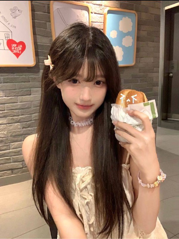 广州🏠❤️人小纯星海音乐学院大一在读。 舞蹈系一个导不认识07年。 168.90.🐻d声音甜美，皮肤雪白，上粉下紧，身姿柔软，纯兼职。 相遇就是缘分最好的年纪，只为等你只接高端素质课白小纯李百