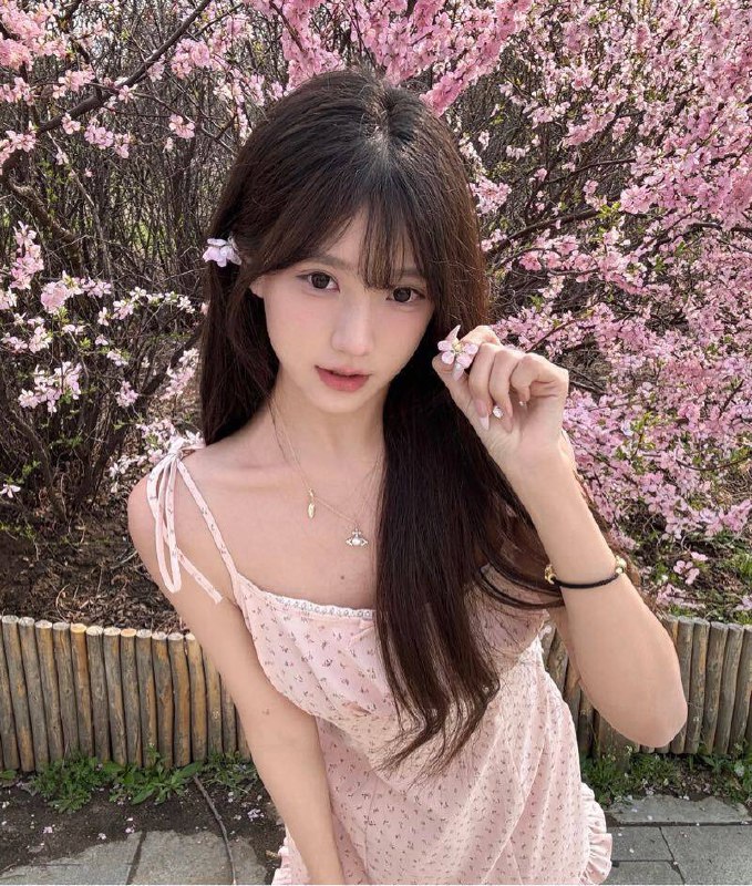 广州🏠❤️人小纯星海音乐学院大一在读。 舞蹈系一个导不认识07年。 168.90.🐻d声音甜美，皮肤雪白，上粉下紧，身姿柔软，纯兼职。 相遇就是缘分最好的年纪，只为等你只接高端素质课白小纯李百