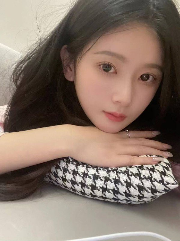 甜甜家🦁️05在校大学生，可看证学信网，偶偶兼职，童颜巨🐻，腰巨细～168真实D➕，女友感～无纹身，无赘肉～特长舞蹈，游泳，滑雪