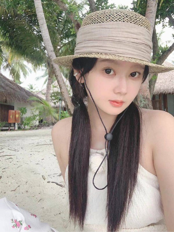 甜甜家🦁️05在校大学生，可看证学信网，偶偶兼职，童颜巨🐻，腰巨细～168真实D➕，女友感～无纹身，无赘肉～特长舞蹈，游泳，滑雪