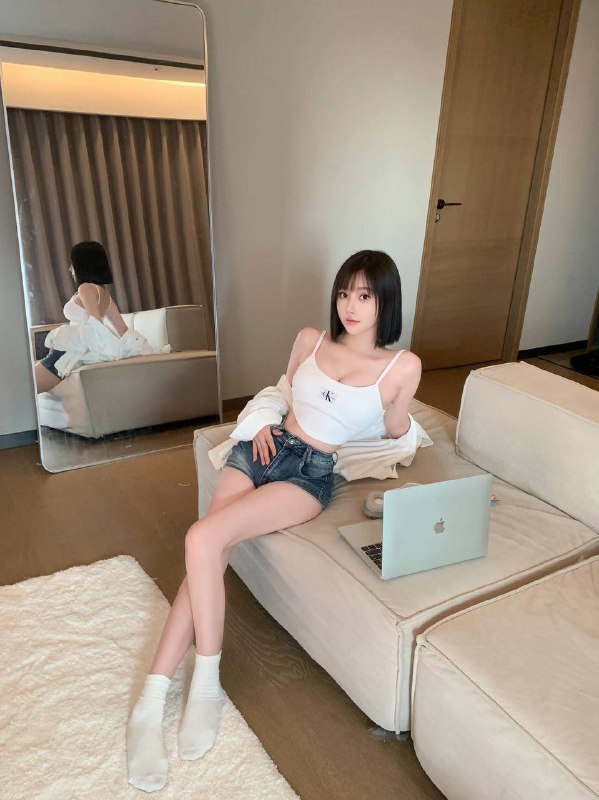 广州🏠沈佳瑜广州新人Height身高/165·Bust胸围/D+·Age年龄/03年性格温柔穿着气质大牌洋气(皮肤白嫩)身体柔软可一字马清纯网红 可纯可欲高級気質ホワイトカラ一沈佳瑜短发白小纯一字马