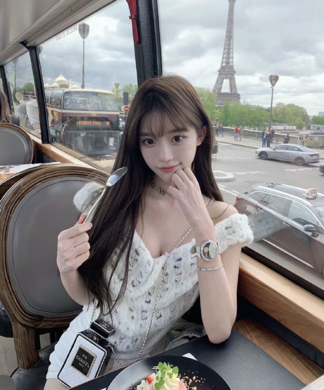 广州05本帮菜兮兮1真实05在读  白小纯广东人 会粤语 在校大学生清纯甜美 温柔型全身无整容甜美少女う小清新 性格nice168 36C 白瘦幼 合法少女俏皮无辜小鹿眼 干净透亮肌体重 86穿着洋气 素颜