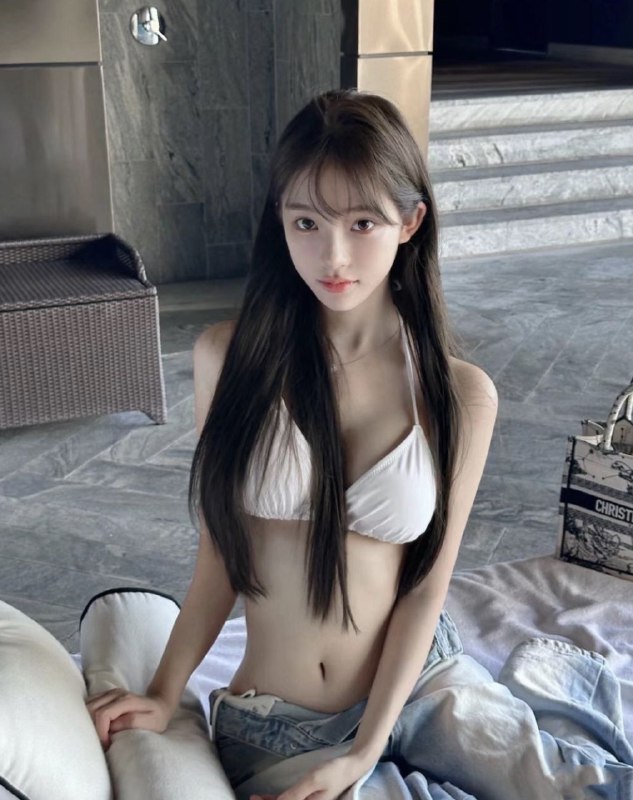 广州05本帮菜兮兮1真实05在读  白小纯广东人 会粤语 在校大学生清纯甜美 温柔型全身无整容甜美少女う小清新 性格nice168 36C 白瘦幼 合法少女俏皮无辜小鹿眼 干净透亮肌体重 86穿着洋气 素颜