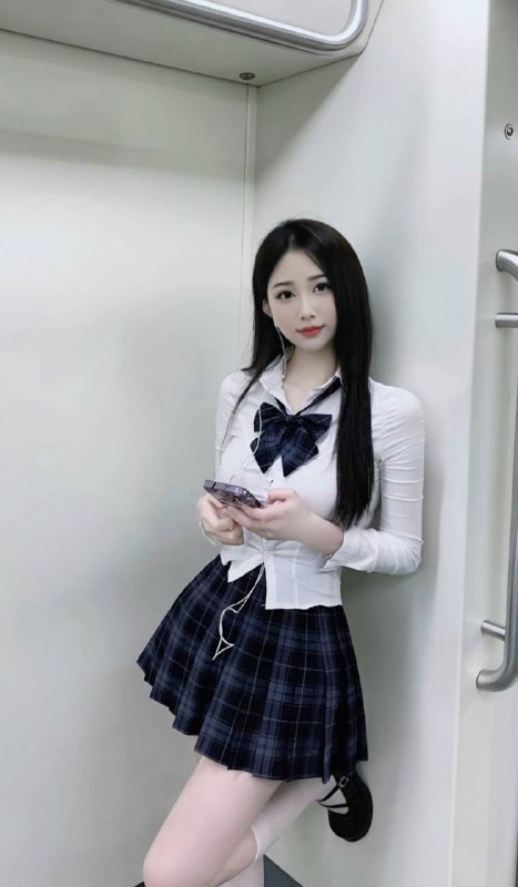 广州🏠❤️人月亮🌙170D  05年 皮肤白 一个🉑不认识月亮