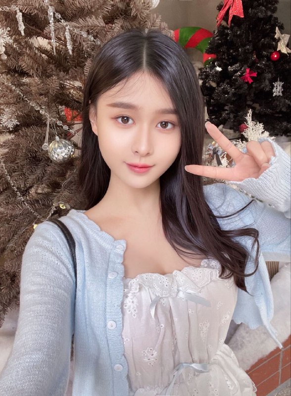 广州🏠💛💛💛04萝莉可69舌吻。兼职，90斤，没有整容，没有纹身，不抽烟🐻D，168cm外萌内sao敏感;多特色:一线天馒头b会夹会动 把哥哥夹2零整容妈生脸 身上无疤痕纯课外兼职萝莉bxc甜甜