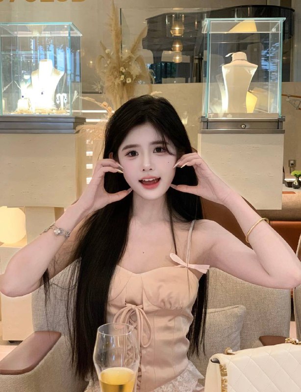 广州🏠05年台湾白纯小嗲妹⭐高素质 肤皮非常白滑五官精致⭐涩羞可爱 乖听巧话 气质甜美款⭐年轻💦多👇紧面致有弹性⭐待k温柔 体贴高 素质女友范 有耐⭐真实05年166C 无纹身全身雪白⭐️可驾驭不同风格🉑️纯🉑️欲 声音娇软动台湾