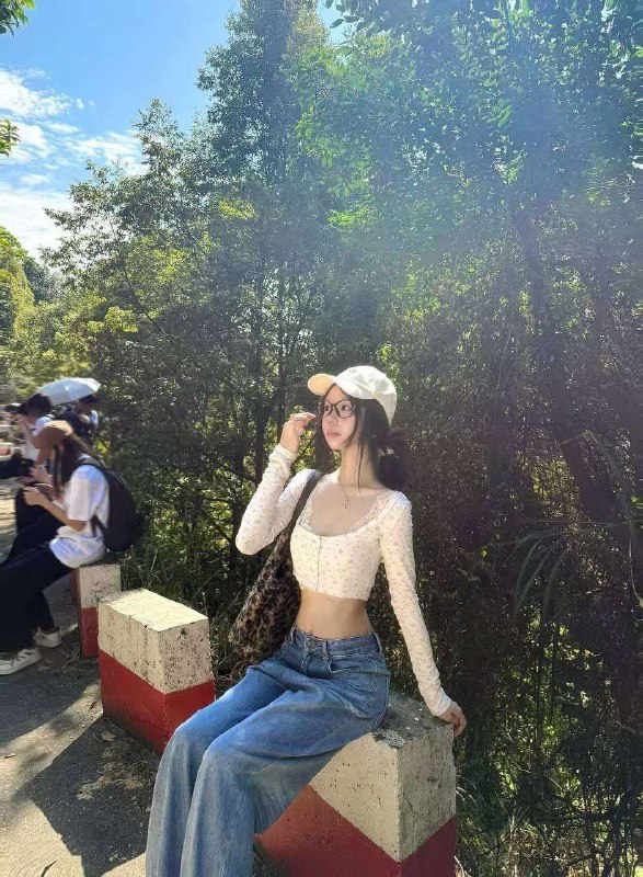 广州家茜茜⭐20岁，在校理工学院学生，有学生证，比较洋气，无丝毫风尘气，情绪输出C位👻⭐裸足163cm，🉑用尺量，🥢大长腿，完美腰臀比，腿控丝袜控男士福音，口🔥一流⭐全身零整，不烟不酒，，可69，可🐍，🈲WT，🈲药，🈲桩机，🈲外国人，接高素质课人喔Height:163cm    Weight:45kgBust:天然C        Age:20理工