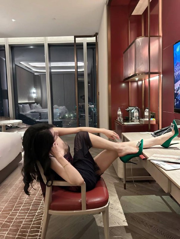 广州戳戳🏠极品御姐172E模特·职业:211重点本科网络业余小红人模特游泳教练·Height 172cm·avoirdupois 48kg·Cup: ESSSSS 真人比照片好看，全身天然无整。SSSSS ·肤质好，颜值高，情商高，身体极度柔 软，性格活泼SSSSS ·性格温柔体贴耐心有修养三观正职   自拍生活照#周喜喜