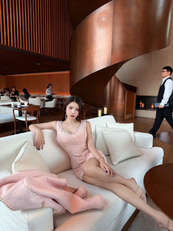 广州阿宝家金陵春极品❤️人，真实第一天下氵🦜质量短暂3开 真照• 𝐇𝐞𝐢𝐠𝐡𝐭身高/170•   𝐖𝐞𝐢𝐠𝐡𝐭体重/90• 𝐁𝐮𝐬𝐭胸围/ D             年龄04•⬆️⬇️粉嫩 私处紧致•🉑️6️⃣9️⃣🐍•  碧玺小宝贝 床下柔情似水 床上热情似🔥•  全身雪白！气质清纯，洋气网红类型•  高素养，有谈吐！ 温柔聪慧 。如果可以我想在最美好的年纪遇见你💞