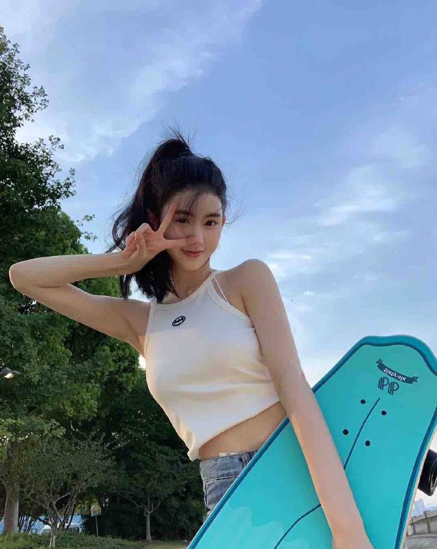 广州🏡小女友🦜03年~ 170C5⃣️⬆️新人甜美可人小仙女A 4腰 筷子腿，天然无整，真🐻36C配合高    前凸后翘 ，肤白嫩滑。在校生，短期兼职。遇见就是缘分硬5