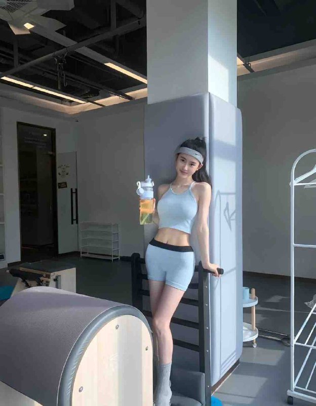 广州🏡小女友🦜03年~ 170C5⃣️⬆️新人甜美可人小仙女A 4腰 筷子腿，天然无整，真🐻36C配合高    前凸后翘 ，肤白嫩滑。在校生，短期兼职。遇见就是缘分硬5