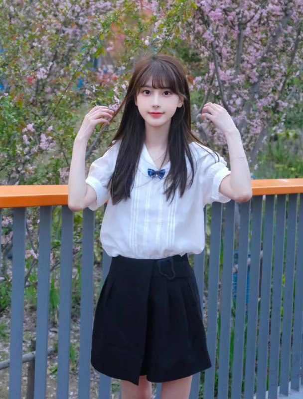 广州小梨短发小🍐真实 03年-170-D -44KG童颜巨ru真实在校学生，暑期兼职开第一次下甜美可爱少女三点粉小梨