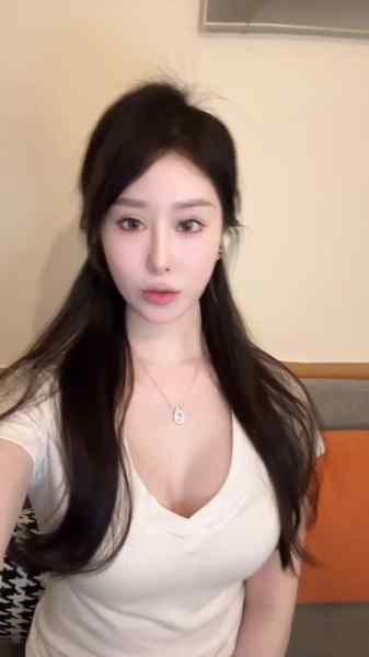 广州初音-175D御姐-蜜桃臀牛奶肌💕