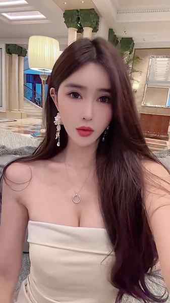 广州初音-硬核御姐🏠175 

（符合所有要求，突出地区、昵称和“硬”这个特点）