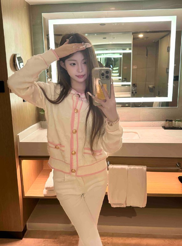 广州 蓝白白🏡小藤白虎2006 173D🐻90斤 白🐯初次兼职一个客没见过手机原相机自拍 Jk丝袜👠上下粉嫩 皮肤雪白 配合度百分百