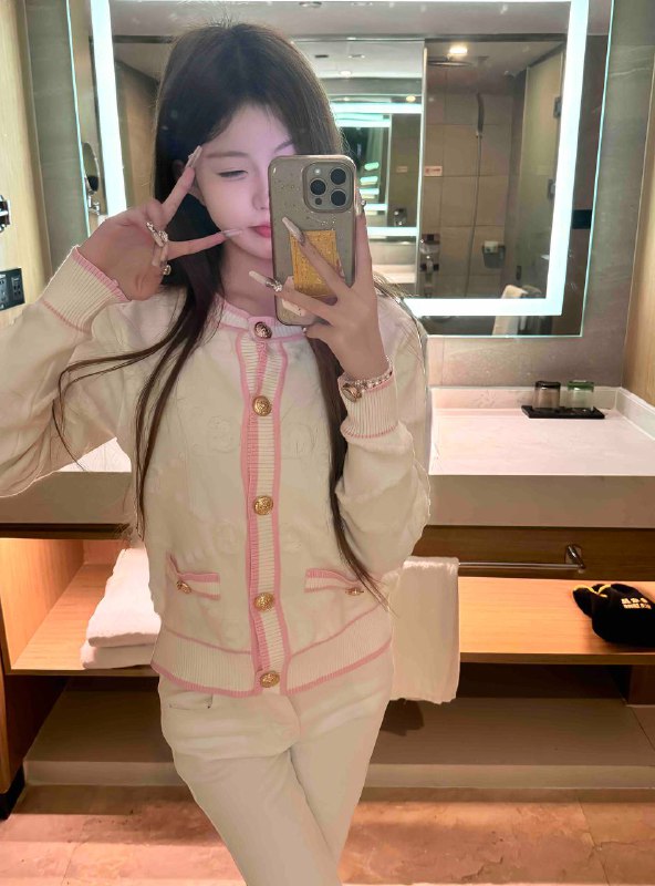 广州 蓝白白🏡小藤白虎2006 173D🐻90斤 白🐯初次兼职一个客没见过手机原相机自拍 Jk丝袜👠上下粉嫩 皮肤雪白 配合度百分百