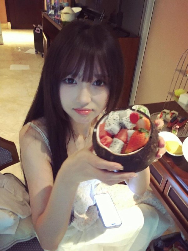 FFF罩杯:广州卡人🏠💛💛💛暑假❤人，淡颜系天菜（自然脸）！（越看越好看）佛系纯兼职 5W，不兑穿衣显瘦，脱衣巨有料！喜大长腿勿扰！！#温苒