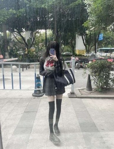 FFF罩杯:广州卡人🏠💛💛💛暑假❤人，淡颜系天菜（自然脸）！（越看越好看）佛系纯兼职 5W，不兑穿衣显瘦，脱衣巨有料！喜大长腿勿扰！！#温苒