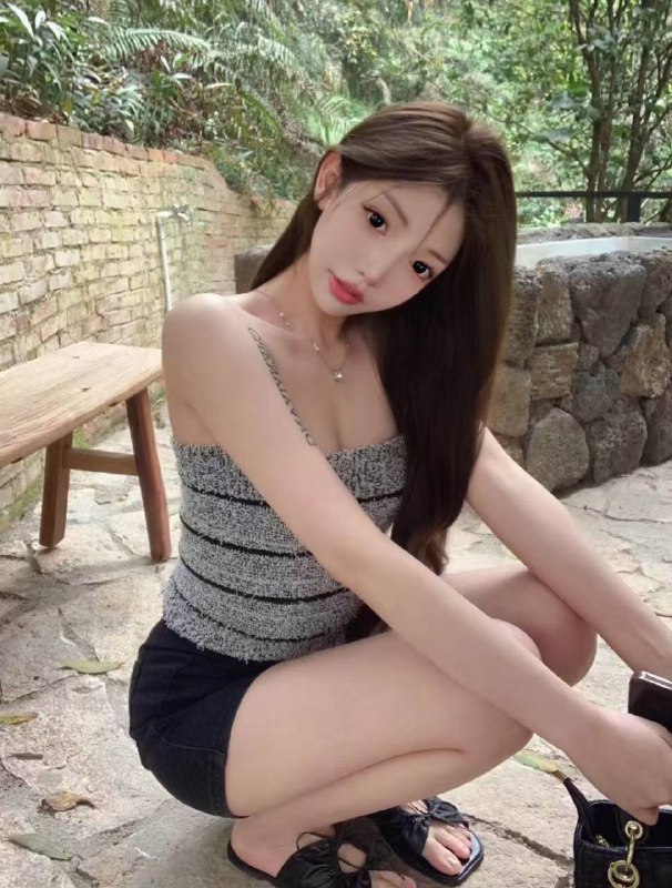 广州 初音🏠粤语纯 欲洋气网红•身高168    胸围：D   年龄：04•圈外兼职💧多超紧 自然真🐻假一赔十•皮肤雪白   性格温柔🧚‍♀️气质仙 单身无男友短期停留兼职 颜值气质极佳