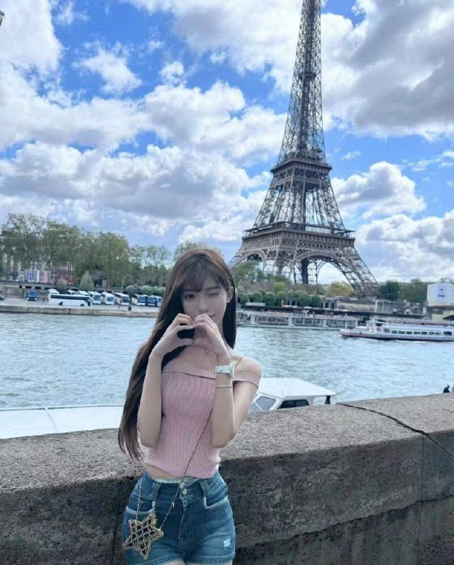 广州 戳戳🏠❤️小葵 颜值天花板Height身高/168Weight体重/40kgBust胸围/🐻cAge年龄/05超高颜值0⃣️整容，，热爱唱歌 跳舞 cos 全身雪白 大 腰细 筷子腿✨真实学生皮肤超白 穿着洋气#小葵