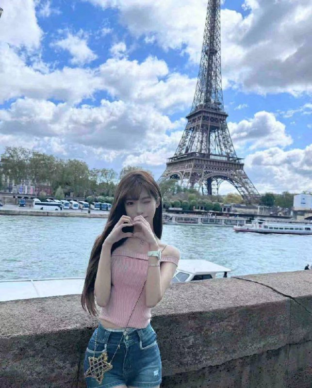 广州 戳戳🏠❤️小葵 颜值天花板Height身高/168Weight体重/40kgBust胸围/🐻cAge年龄/05超高颜值0⃣️整容，，热爱唱歌 跳舞 cos 全身雪白 大 腰细 筷子腿✨真实学生皮肤超白 穿着洋气#小葵