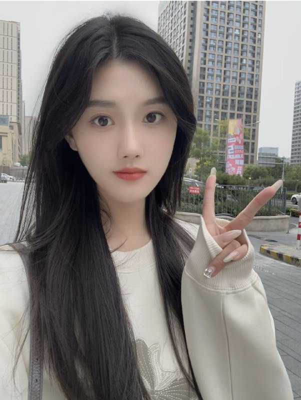 广州阿宝🏠温柔女孩05年知知1现在染了棕黄色头发噢，勿介怀