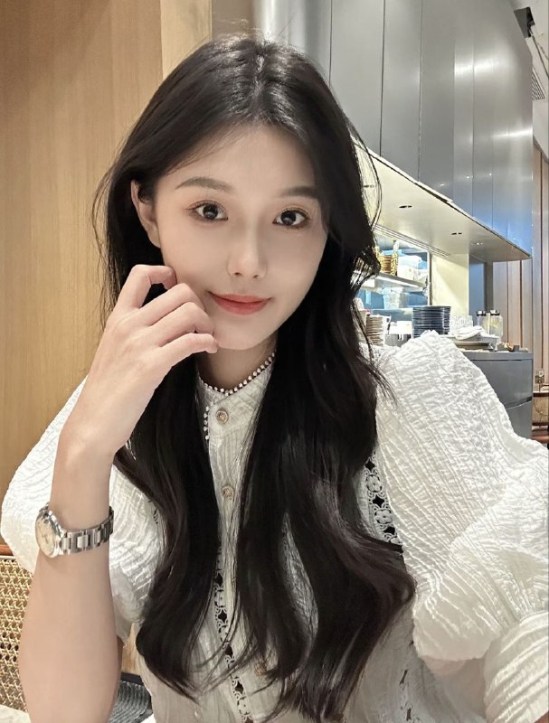 广州阿宝🏠温柔女孩05年知知1现在染了棕黄色头发噢，勿介怀