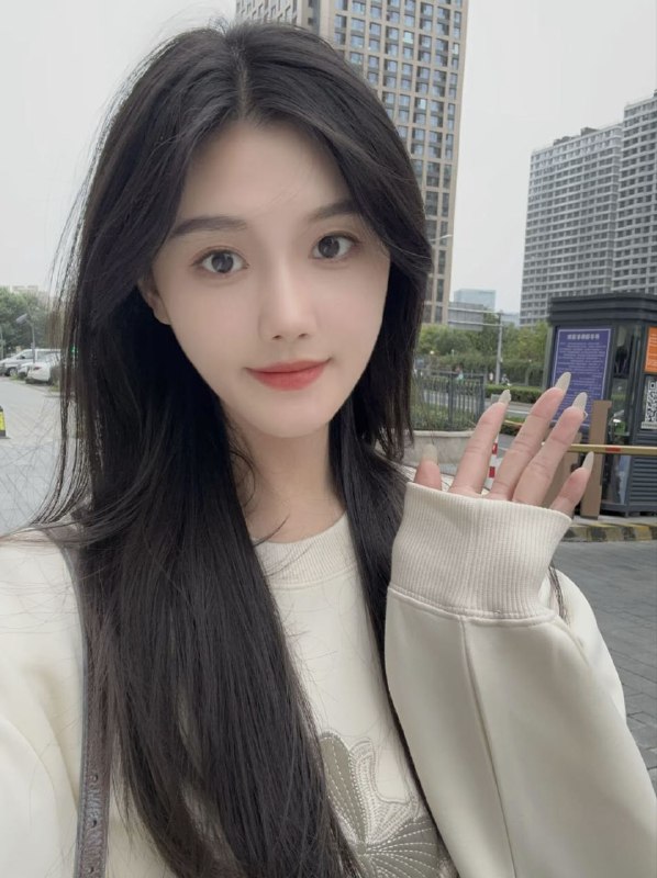 广州阿宝🏠温柔女孩05年知知1现在染了棕黄色头发噢，勿介怀