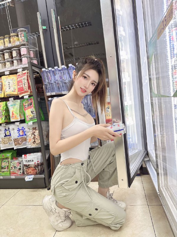 广州戳戳🏠童童  粤语❣️┆ 170𝑐𝑚  大E🐻❣️┆ 洋气大牌/健身 皮肤雪白 蜜🍑臀 马甲线❣️┆ 健身教练闲暇兼职❤️‍🔥敏感体质 随缘潮喷 鲍鱼会呼吸❤️‍🔥洋气大蜜 性感尤物 人间芭比 爱健身#童童