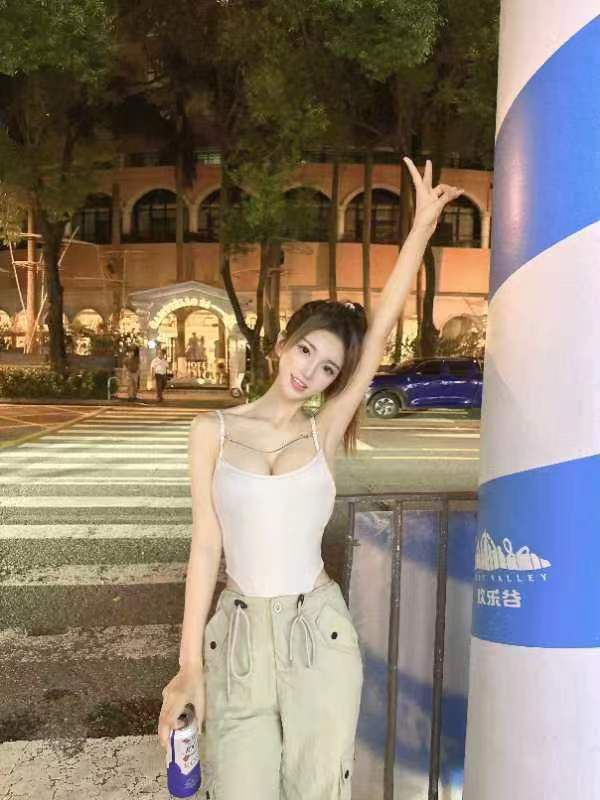 广州戳戳🏠童童  粤语❣️┆ 170𝑐𝑚  大E🐻❣️┆ 洋气大牌/健身 皮肤雪白 蜜🍑臀 马甲线❣️┆ 健身教练闲暇兼职❤️‍🔥敏感体质 随缘潮喷 鲍鱼会呼吸❤️‍🔥洋气大蜜 性感尤物 人间芭比 爱健身#童童