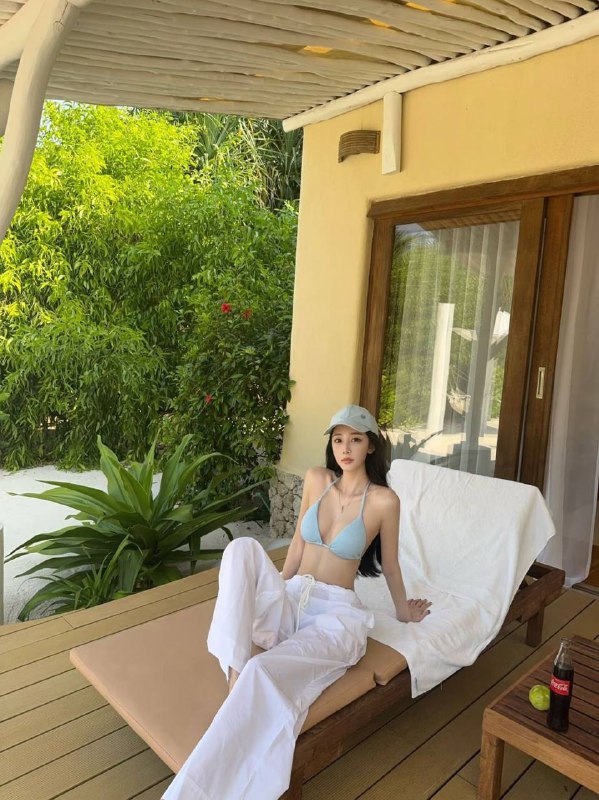 广州 初音🏠身高/176 体重/88🐻/D 年龄/03✔️抖真实网红模特✔️皮肤光滑白皙 全身无一丝赘肉✔️筷子腿 小蛮腰 马甲线✔️只见高素质 喜胖勿扰