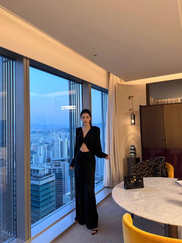 广州 初音🏠身高/176 体重/88🐻/D 年龄/03✔️抖真实网红模特✔️皮肤光滑白皙 全身无一丝赘肉✔️筷子腿 小蛮腰 马甲线✔️只见高素质 喜胖勿扰