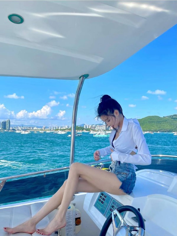 广州 初音🏠身高/176 体重/88🐻/D 年龄/03✔️抖真实网红模特✔️皮肤光滑白皙 全身无一丝赘肉✔️筷子腿 小蛮腰 马甲线✔️只见高素质 喜胖勿扰