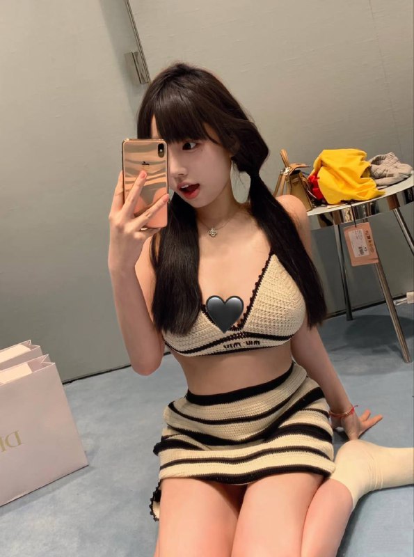 广州卡人🏠💛💛💛墨墨  04年超级无敌哇塞巨乳纯情小白兔（寻找我滴大灰狼）• 𝐇𝐞𝐢𝐠𝐡𝐭身高/170• 𝐖𝐞𝐢𝐠𝐡𝐭体重/98• 𝐁𝐮𝐬𝐭🐻e罩杯• 𝐎𝐜𝐜𝐮𝐩𝐚𝐭𝐢𝐨𝐧 耐心💯💯，爱唠嗑陪您谈笑风生可上刀山下火海，一到下课就拜拜（不抽烟，不喝酒，无纹身的三好女青年）#史迪仔#白小纯#无纹身