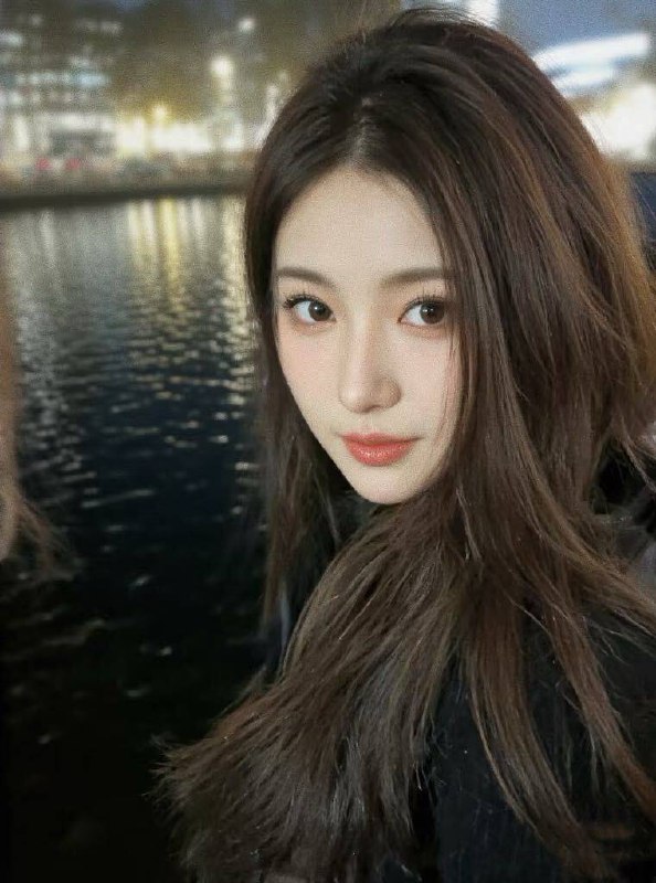 广州颜颜🏠#易超准瓜子脸  精致三庭五眼02年 168D初恋女友3️⃣粉  顶级脸部最拿得出手的顶级女友「 马甲线 蜜桃臀 漫画直腿 」 88斤知礼数懂礼貌 见多识广 高情商体贴哥哥3粉氵超多 高学历高情商冷白皮肌肤无瑕疵 热爱❤️高尔夫 普拉提 马术