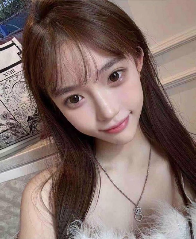 广州 阿宝家小葵颜值天花板Height身高/168Weight体重/40kgBust胸围/🐻cAge年龄/05超高颜值0⃣️整容，，热爱唱歌 跳舞 cos 全身雪白 大 腰细 筷子腿✨真实学生皮肤超白 穿着洋气
