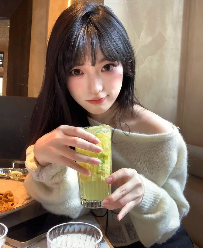 #广州王子诺🌹本地粤语，165大E， 02年。雪白肌肤。#石榴