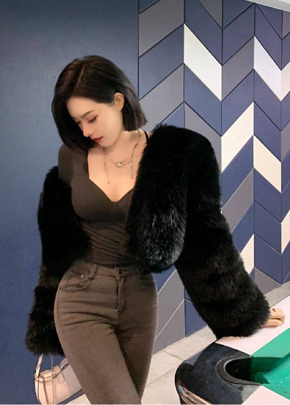 #广州王子诺🌹height身高178 weight48kg 真实36D又乖又甜，配合度高，好评必选🍑皮肤雪白 牛奶肌肤喜爱健身，身材前凸后翘，本人时尚洋气🉑69 she稳#短发