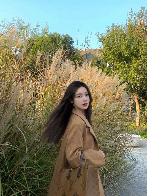 广州戳戳🏠Timi提米留学生 ♡︎🦜硬5Age年龄        03年Height 身高  170cmWeight体重  45-46kgBust胸围       D-cup皮肤滑嫩 白皙透亮完美比例 身材匀称来自江苏的姑娘真实大不列颠金融硕士留学生🇬🇧高素质 高智商 高情商 平易近人无疤痕无纹身 可全程英语交流🌍清纯活泼&洋气&热情 随时切换Hobby爱好：健身 旅行 下棋 滑雪 摄影 美食#timi