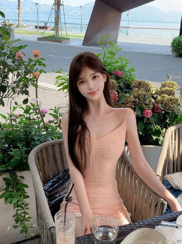 广州 蓝白白🏡娜美新人第一次兼职白虎 03年，身高168，真胸36C乖巧懂事，皮肤白嫩，三点粉，性格超好短期兼职。遇见就是缘分