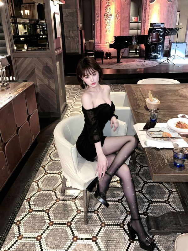 🖤广州卡人💛💛💛🏠新人首开 一个K都不认识🖤—————洋气短发网红•美希—————·职业：服装淘宝模特 兼职开～有正职～· 170 E🐻02年 穿着洋气 五官精致· 奶油肌白皙光滑  热爱健身🈶️马甲线· 细腰🍑tun  黄金比例 前凸后翘筷子腿🥢· 初恋女友般温柔体贴  细致周到 不催K·🉑️69蛇💋双✈️情趣鸳鸯浴🚗🪡#美希#大米#御姐