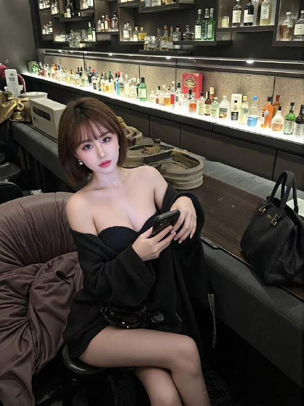 🖤广州卡人💛💛💛🏠新人首开 一个K都不认识🖤—————洋气短发网红•美希—————·职业：服装淘宝模特 兼职开～有正职～· 170 E🐻02年 穿着洋气 五官精致· 奶油肌白皙光滑  热爱健身🈶️马甲线· 细腰🍑tun  黄金比例 前凸后翘筷子腿🥢· 初恋女友般温柔体贴  细致周到 不催K·🉑️69蛇💋双✈️情趣鸳鸯浴🚗🪡#美希#大米#御姐