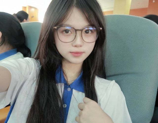 广州阿宝家06学生———真实在校学生• 06年 168C• 纯天然零整 皮肤雪白 三点粉嫩• 性格温柔 清纯可爱 高素质• 支持验证  只接素质期待夏天橘子汽水一样的心动