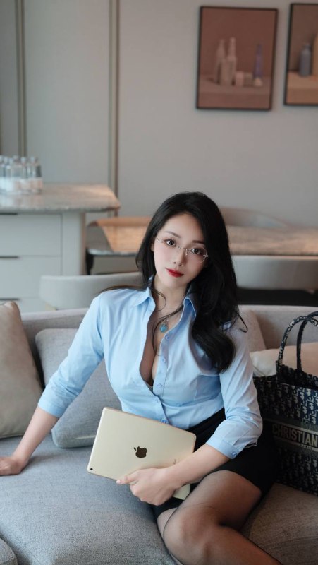 #广州戳戳❤️白领气质白领莉娜你的貼身私人㊙️秘書＃ 莉娜 ＃  Work in Gz👠HEIGHT身高:  172㊙️AGE年齡:        98年👙BUST🐻:         天然36E+🌥️🌥️🌥️🌥️🌥️🌥️🌥️🌥️高情商 外表温柔內里燒杯 極致反差体天然無整 原裝大燈 人間🍑臀 互動配合💯愛情景扮演 愛探索 愛你腦海裡的所有小yy有事秘書幹，沒事幹秘書🔞臭弟弟 下班要過來姐姐辦公室一趟喔📝#白领#莉娜