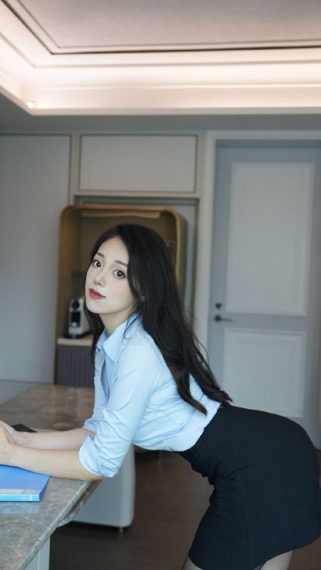 #广州王子诺🌹白领气质白领莉娜你的貼身私人㊙️秘書＃ 莉娜 ＃  Work in Gz👠HEIGHT身高:  172㊙️AGE年齡:        98年👙BUST🐻:         天然36E+🌥️🌥️🌥️🌥️🌥️🌥️🌥️🌥️高情商 外表温柔內里燒杯 極致反差体天然無整 原裝大燈 人間🍑臀 互動配合💯愛情景扮演 愛探索 愛你腦海裡的所有小yy有事秘書幹，沒事幹秘書🔞臭弟弟 下班要過來姐姐辦公室一趟喔📝#白领#莉娜