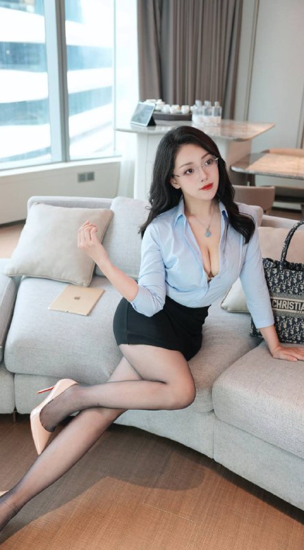 #广州王子诺🌹白领气质白领莉娜你的貼身私人㊙️秘書＃ 莉娜 ＃  Work in Gz👠HEIGHT身高:  172㊙️AGE年齡:        98年👙BUST🐻:         天然36E+🌥️🌥️🌥️🌥️🌥️🌥️🌥️🌥️高情商 外表温柔內里燒杯 極致反差体天然無整 原裝大燈 人間🍑臀 互動配合💯愛情景扮演 愛探索 愛你腦海裡的所有小yy有事秘書幹，沒事幹秘書🔞臭弟弟 下班要過來姐姐辦公室一趟喔📝#白领#莉娜